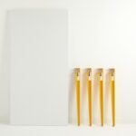 Τραπέζι Pinios άσπρη μελαμίνη κίτρινα μεταλλικά πόδια 150x75cm ed16044 - Image 4